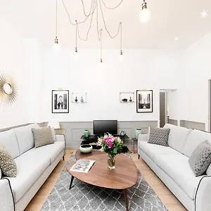 Appartamento Livinparis - Luxury 3 & 4 Bedrooms Montmartre I, Parigi